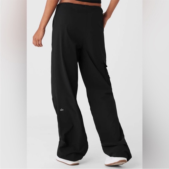 NWOT Alo Yoga Megastar Cargo Pants Black Small - Picture 3 of 16